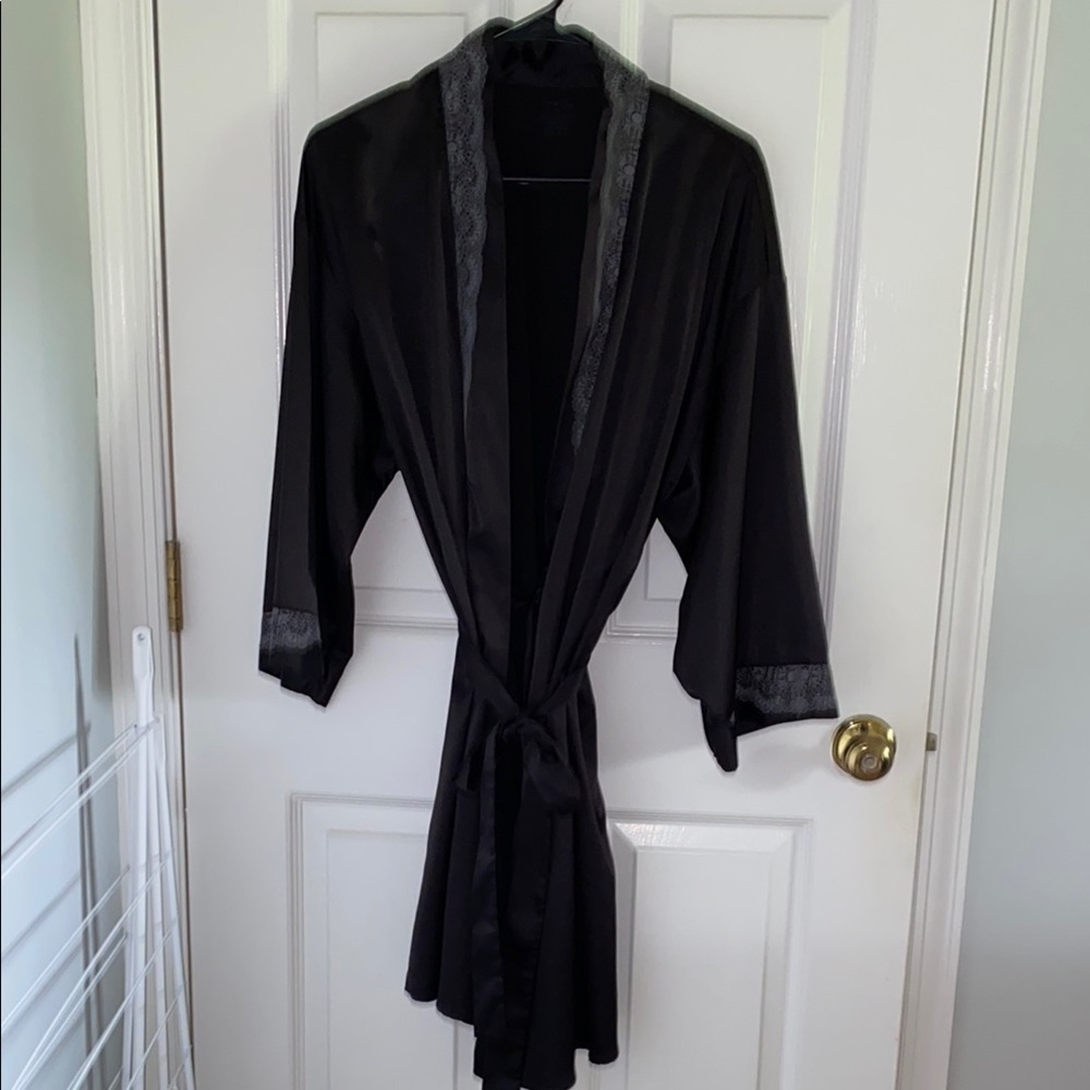 Vanity Fair Black Satin Robe Intimates & Sleepwear